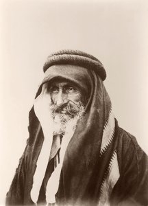 Portrait de Sheikh Khalil Senaah (contre un mur) à Kerak, c.1895-99