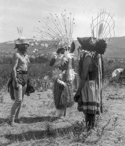 Peuple amérindien et maison ronde tribale et tenue cérémonielle, Californie