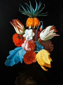 Un bouquet de fleurs dans un vase sculpté