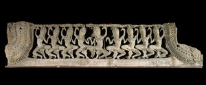 Arts khmers (Extrême-Orient). Registre inférieur du fronton : neuf apsaras dansantes. Bas-relief en grès, fin 12e - début 13e siècle. Style Bayon. Du Cambodge, temple de Bayon. Paris, Musée Guimet - Musée national des Arts asiatiques