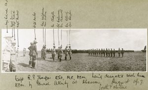 Le général Allenby décorant le capitaine Harper avec la D.C.M. lors d