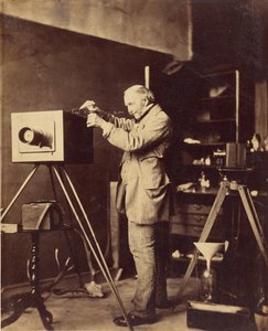 [Autoportrait préparant une plaque au collodion]