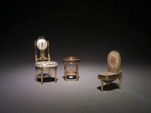 Chaise miniature, boussole et bidet miniature
