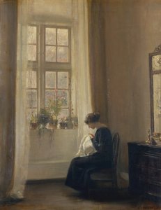 Une fille cousant dans un intérieur