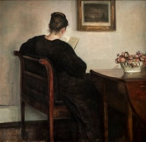 Intérieur, femme lisant