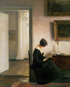 Femme lisant dans un intérieur