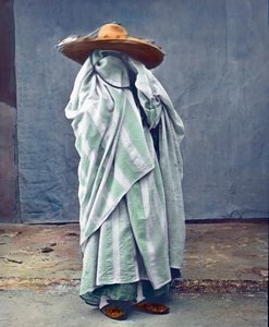 Maroc, Maure entièrement voilé, image date : vers 1910. Carl Simon Archive