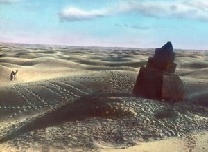 Maroc, borne kilométrique dans le désert, vers 1910