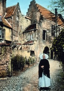 Pays-Bas, province de Zélande. Femme devant le portail Kuipers dans la ville de Middelburg. Image date : vers 1920. Carl Simon Archive