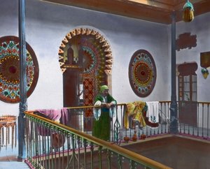 Nord du Maroc, femme marocaine dans une galerie, image date : vers 1910. Carl Simon Archive