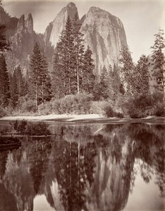 Vue en miroir des rochers de la cathédrale, Yosemite, vers 1872, imprimé vers 1876