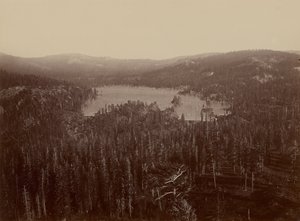 Barrage et lac, comté de Nevada, vue lointaine