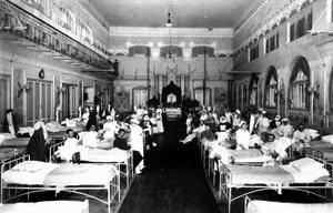 Salon décoré dans un hôpital avec des blessés de guerre et des infirmières de la Croix-Rouge