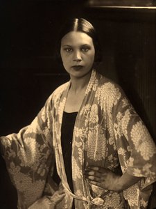 Portrait en buste de Wanda Wulz portant un peignoir kimono