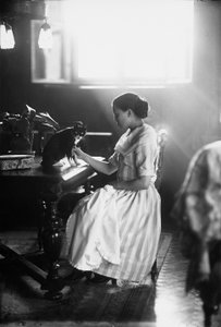 Portrait de Wanda assise à une table avec son chat, Trieste, vers 1910