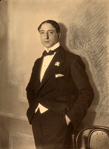 Portrait du journaliste Luigi Barzini en tenue de soirée