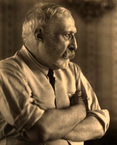 Portrait de profil du peintre Arturo Rietti les bras croisés