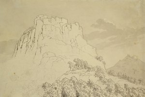 Sommet rocheux avec une colline boisée devant