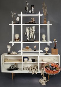 Tall Boy, 2015 (bois, plâtre, argile, peinture, acier, tissu, bronze et cheveux synthétiques) - Cathie Pilkington