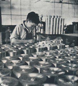 Apprenti avec microscope testant la dureté des pistons, 1941 - Cecil Beaton