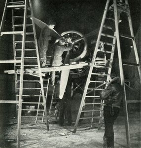 Mécanique de vol, également un métier de la W.A.A.F., vers 1943 - Cecil Beaton