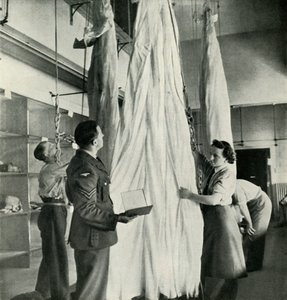 Emballeurs de parachutes, vers 1943
