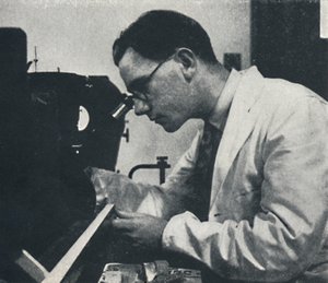 Chercheur avec microscope testant la structure d