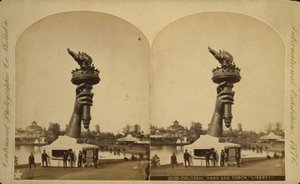 Main colossale et torche de la "Liberté" exposées à l