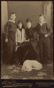 Impératrice Maria Fyodorovna avec enfants, Nicholas Alexandrovich, George Alexandrovich et Xenia Alexandrovna