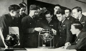 Personnel de la RAF apprenant la navigation pendant la Seconde Guerre mondiale, 1941 - Charles Brown