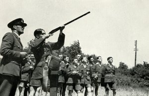 Personnel de la RAF apprenant à tirer pendant la Seconde Guerre mondiale, 1941