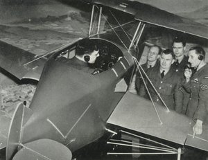 Personnel de la RAF apprenant à piloter dans un simulateur de vol pendant la Seconde Guerre mondiale, 1941