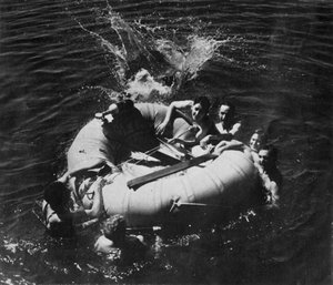 Personnel de la RAF apprenant à utiliser un canot de sauvetage, 1941