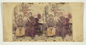 Deux membres de la première mission diplomatique japonaise aux États-Unis :  Membre non identifié (à gauche) et Tateishi Onojirō-Noriyuki, interprète en formation (à droite).