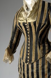 Robe de soirée, c.1884 (vue partielle oblique latérale) - Charles Frederick Worth