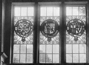 Verre Ancien au-dessus de la Porte de la Salle Sud