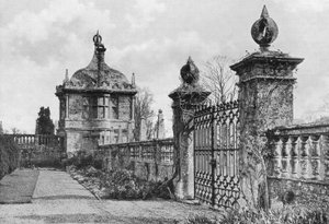 La maison de jardin est et les portes de la cour