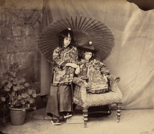 Lorina et Alice Liddell en tenue chinoise