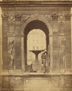 [Homme non identifié posant à la fontaine des Innocents] - Charles Marville