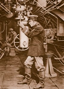 Officier de sous-marin britannique examinant le périscope dans l