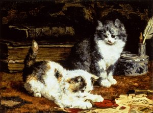 Deux chatons jouant sur un bureau