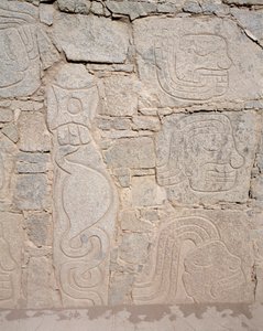 Art précolombien : relief sur des ruines, IXe siècle av. J.-C.