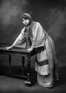 Actrice française Jane Rosni-Derys en tant que Sonia Randzew dans la pièce "Les révoltés", Paris, photo de Chéri Rousseau et Glauth du journal français "Le théâtre" décembre 1908