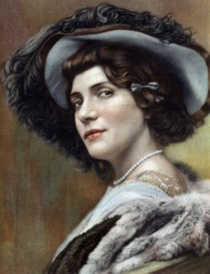 Comédienne française Eve Lavallière (1866-1929) en Miquette dans la pièce "Miquette et sa mère" de Robert de Flers, photo de Cheri Rousseau du journal français "Le Théâtre" de décembre 11