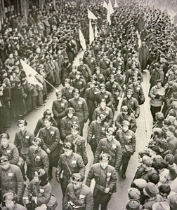 Corps médical chinois quittant Shanghai pour la Corée en 1951 (photo n/b)