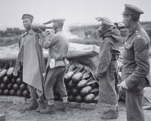 Unité chinoise stockant des bombes aériennes dans un dépôt d
