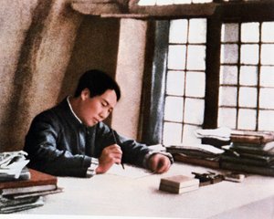 Mao écrivant son œuvre « De la guerre prolongée » dans une grotte à Yenan - Chinese Photographer
