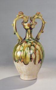 Amphore avec poignées en forme de têtes de dragon avec une glaçure trois couleurs, Dynastie Tang, 618-907