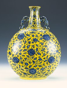 Un flacon lunaire émaillé bleu sous glaçure et jaune avec un motif de pivoine et de lotus, vers 1723-1735 - Chinese School
