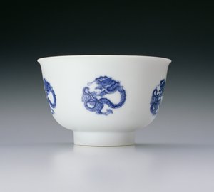 Bol, décoré de médaillons de dragons, marque et période Kangxi 1662-1722